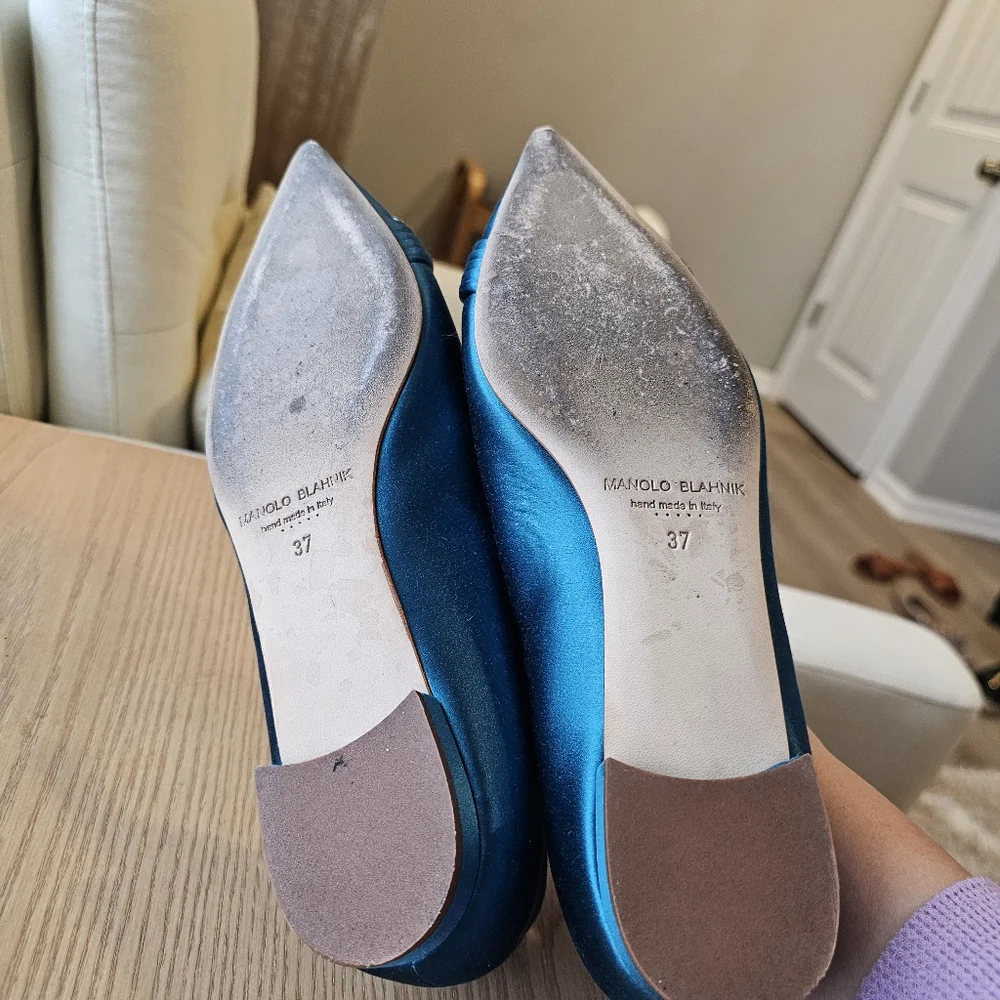 Manolo Blahnik Sinal Wave-Embellished Buckle Satin Flats, Blue - Picture 4 of 8